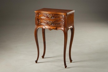 Старинный резной комод на высоких утонченных ножках код. RM4101608