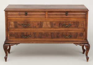 картинка Старинный ореховый комод на гнутых ножнах салоне старинных вещей "Шебби" являющийся официальным дистрибьютором в России и Беларуси