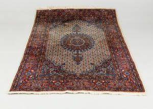 картинка Старинный ковер салоне старинных вещей "Шебби" являющийся официальным дистрибьютором в России и Беларуси