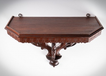 Антикварная настенная консоль, декорированная изогнутыми линиями и завитками код.&nbsp;RM4165397