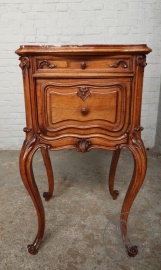 Антикварная тумбочка с мраморной столешницей и фигурными опорами код. BE4097305