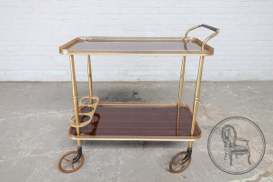 картинка Старинный сервировочный столик салоне старинных вещей "Шебби" являющийся официальным дистрибьютором в России и Беларуси