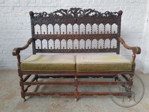 картинка Антикварная резная скамья с высокой спинкой салоне старинных вещей "Шебби" являющийся официальным дистрибьютором в России и Беларуси