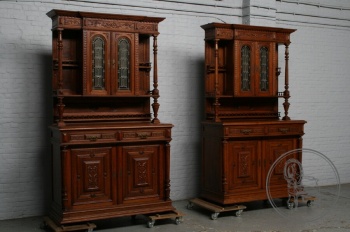 Антикварные буфеты (пара) с витражными стеклами и объемной резьбой код. BE4096992