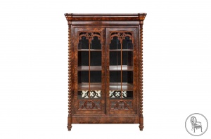 картинка Антикварная витрина из красного дерева салоне старинных вещей "Шебби" являющийся официальным дистрибьютором в России и Беларуси