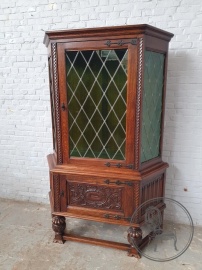 Антикварная витрина из дуба в стиле Тюдор с бронзовыми накладками код. BE4160902