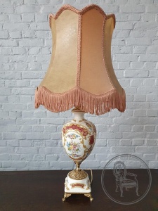 картинка Старинная лампа с цветочной деколью и отделкой из бронзы салоне старинных вещей "Шебби" являющийся официальным дистрибьютором в России и Беларуси