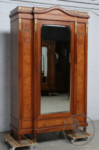 картинка Антикварный шкаф салоне старинных вещей "Шебби" являющийся официальным дистрибьютором в России и Беларуси