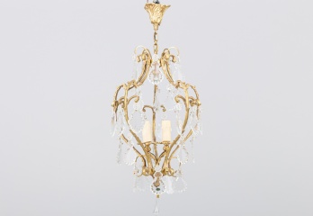 Старинная люстра с корпусом из латуни и подвесками в форме растительных элементов код. RM4100888