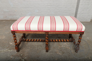 картинка Антикварная банкетка с витыми ножками салоне старинных вещей "Шебби" являющийся официальным дистрибьютором в России и Беларуси