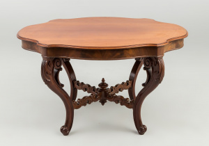 картинка Антикварный стол салоне старинных вещей "Шебби" являющийся официальным дистрибьютором в России и Беларуси