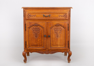 картинка Старинный комод салоне старинных вещей "Шебби" являющийся официальным дистрибьютором в России и Беларуси