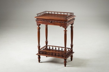 Антикварный ореховый столик для игр и рукоделия код. RM4101636