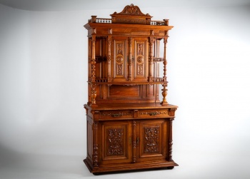 Антикварный буфет с точеными колоннами и арками, декорированный резьбой с растительным узором код.&nbsp;RM4165416