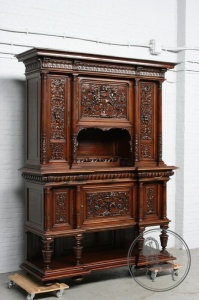 картинка Антикварный ореховый буфет в стиле Ренессанс, декорированный густой ботанической и орнаментальной резьбой салоне старинных вещей "Шебби" являющийся официальным дистрибьютором в России и Беларуси