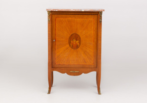 картинка Старинная тумбочка салоне старинных вещей "Шебби" являющийся официальным дистрибьютором в России и Беларуси