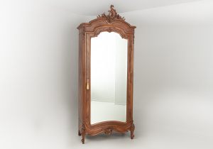 картинка Антикварный шкаф с зеркалом салоне старинных вещей "Шебби" являющийся официальным дистрибьютором в России и Беларуси