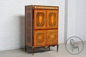 картинка Старинный комод с интарсиями салоне старинных вещей "Шебби" являющийся официальным дистрибьютором в России и Беларуси
