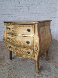 картинка Старинный итальянский комод с росписью салоне старинных вещей "Шебби" являющийся официальным дистрибьютором в России и Беларуси