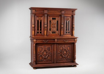 Антикварный буфет из красного дерева с резными филенками код. RM4136314