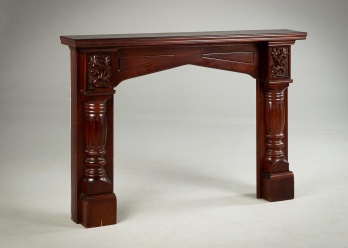 Старинный резной портал для камина с опорами, декорированными утолщениями и каннелюрами код. RM4119901