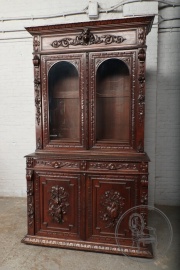 Антикварный дубовый буфет в охотничьем стиле с объемной ботанической резьбой код. BE4096957