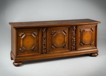 Антикварный дубовый комод с тремя дверками код. RM4165250