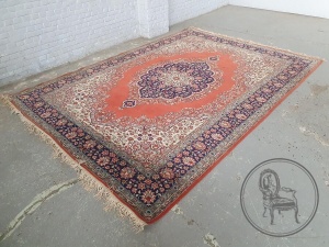 картинка Старинный иранский шерстяной ковер салоне старинных вещей "Шебби" являющийся официальным дистрибьютором в России и Беларуси