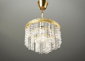 Старинная люстра с хрустальными подвесками и золотистой отделкой код. RM4114805