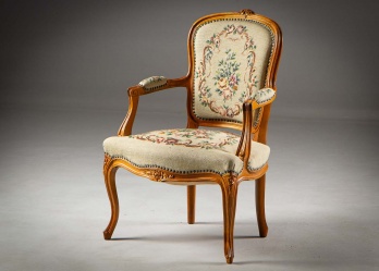 Старинное кресло с резьбой в виде цветочного узора на сводах спинок, царгах и у вершин ножек код. RM4165555