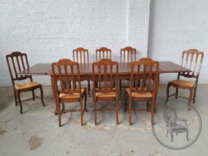 картинка Набор старинной дубовой мебели из 9 предметов (раскладной резной стол и 8 стульев) салоне старинных вещей "Шебби" являющийся официальным дистрибьютором в России и Беларуси