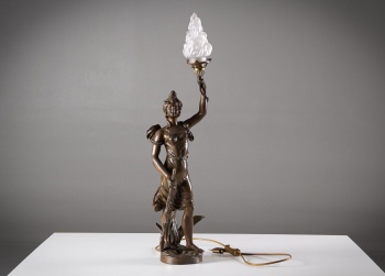 Антикварная статуя, изображающая женщину с факелом в руках код.&nbsp;RM4165339