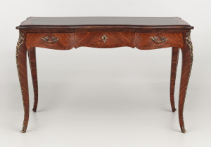 картинка Антикварный письменный стол салоне старинных вещей "Шебби" являющийся официальным дистрибьютором в России и Беларуси