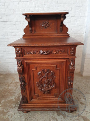 Антикварный дубовый комод в охотничьем стиле код. BE107435