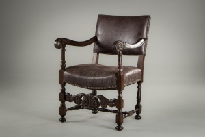 картинка Старинное дубовое кресло с кожаной обивкой салоне старинных вещей "Шебби" являющийся официальным дистрибьютором в России и Беларуси