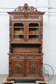 Антикварный дубовый буфет в охотничьем стиле с тематической барельефной резьбой и головой зверя на короне код. BE3259530