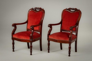 картинка Пара антикварных кресел из красного дерева салоне старинных вещей "Шебби" являющийся официальным дистрибьютором в России и Беларуси