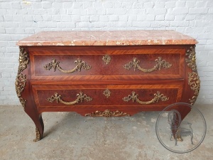 картинка Старинный комод в стиле Людовика XV салоне старинных вещей "Шебби" являющийся официальным дистрибьютором в России и Беларуси