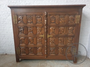 картинка Старинный высокий дубовый комод в готическом стиле с тематической резьбой салоне старинных вещей "Шебби" являющийся официальным дистрибьютором в России и Беларуси