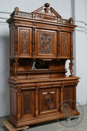 Антикварный ореховый буфет с геральдической резьбой, декорированный дубовыми листьями и фигурами рыцарей код. BE107557