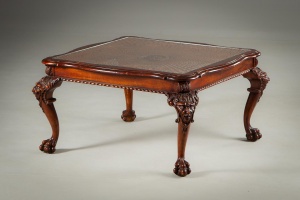 картинка Старинный столик с ротангом и маскаронами салоне старинных вещей "Шебби" являющийся официальным дистрибьютором в России и Беларуси