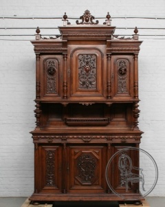 картинка Антикварный резной ореховый буфет салоне старинных вещей "Шебби" являющийся официальным дистрибьютором в России и Беларуси