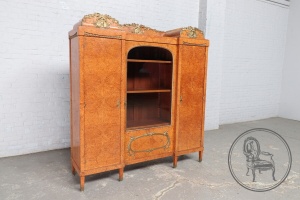 картинка Антикварный книжный шкаф из ореха, декорированный бронзовыми венками и медальонами салоне старинных вещей "Шебби" являющийся официальным дистрибьютором в России и Беларуси