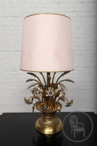 картинка Старинная бронзовая настольная лампа в виде вазы с цветами салоне старинных вещей "Шебби" являющийся официальным дистрибьютором в России и Беларуси