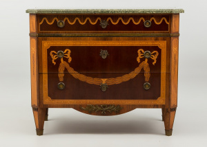 картинка Старинный комод салоне старинных вещей "Шебби" являющийся официальным дистрибьютором в России и Беларуси