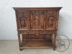 картинка Антикварный дубовый высокий комод в готическом стиле салоне старинных вещей "Шебби" являющийся официальным дистрибьютором в России и Беларуси