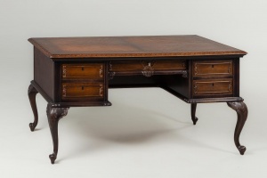 картинка Старинный письменный стол на изящных резных ножках салоне старинных вещей "Шебби" являющийся официальным дистрибьютором в России и Беларуси