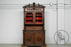 картинка Антикварный буфет в охотничьем стиле с объемными изображениями животных и птиц салоне старинных вещей "Шебби" являющийся официальным дистрибьютором в России и Беларуси