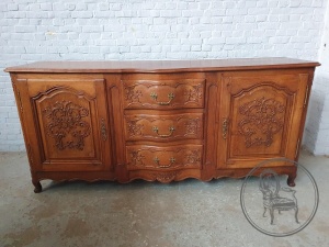 картинка Антикварный дубовый резной комод салоне старинных вещей "Шебби" являющийся официальным дистрибьютором в России и Беларуси