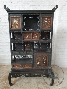 картинка Антикварная витрина в восточном стиле салоне старинных вещей "Шебби" являющийся официальным дистрибьютором в России и Беларуси